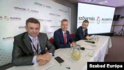 Pártegyesülés után (balról jobbra Sólymos László/Híd, Forró Krisztián/MKP, az új párt elnöke és Mózes Szabolcs/Összefogás)