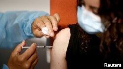 Një grua duke u vaksinuar kundër koronavirusit në Francë.