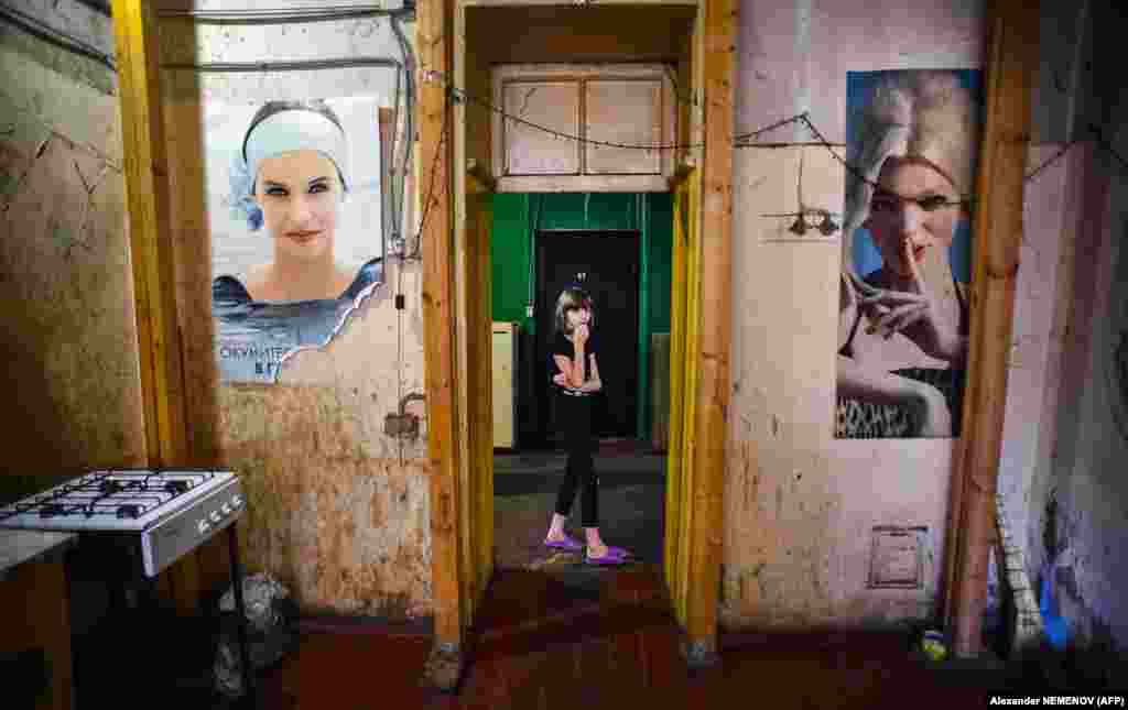 O fată trece prin fața unei bucătării comune. La sfârșitul anilor 1990, filatura se închise - incapabilă să concureze cu importurile din China - și Proletarka a căzut în paragină.