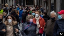 Pamje e disa njerëzve në Madrid të Spanjës.