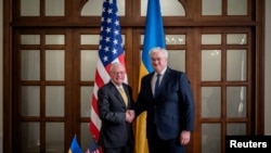 Trimisul special al SUA pentru Ucraina, Keith Kellogg (stânga), a fost primit de ministrul ucrainean al Apărării, Andrii Sîbiha (dreapta).