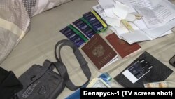 Državna televizija "Belarus 1" je prikazala video snimke napravljene tokom hapšenja na kojima su prikazani ruski pasoši, svežnjevi američkih dolara, papiri ispisani na arapskom, kartica za mobilni telefon sa sudanskim brojem.