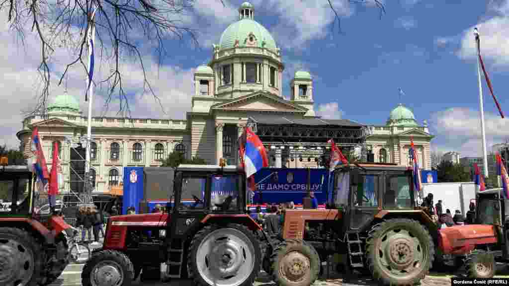 Pionirski park, u kome se nalazi kamp studenata koji "žele da uče", ograđen je traktorima, koji su prethodno tu bili raspoređeni u vreme studentskog protesta 15. marta.Protivnici studentskih blokada, koji sebe nazivaju "studentima koji žele da uče", kampuju u parku u centru Beograda, nadomak Predsedništva Srbije.