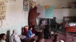 Пакистанска учителка со 5 класа во една просторија 