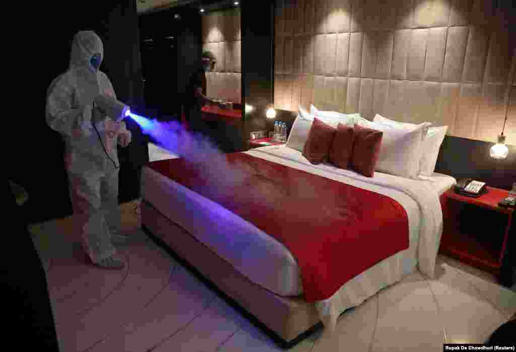 Работник санира хотелска соба во Калкута, Индија&nbsp;