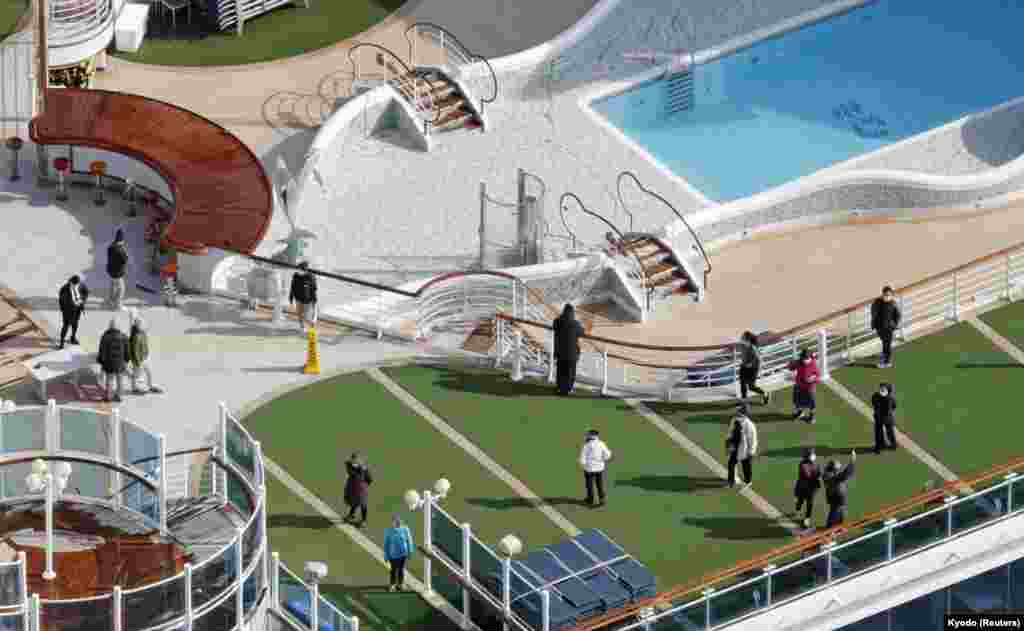 Putnici na palubi. Oni koji su se nalazili na kruzeru uglavnom su bili zatvoreni u svoje sobe, s povremenim šetnjama na svježem zraku. Devetog veljače američko veleposlanstvo u Japanu priopćilo je da &quot;nema trenutnih dokaza koji bi sugerirali da se virus širi između soba na brodu kroz sustav za prozračivanje&quot;.