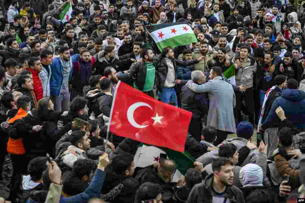 Sirijci u Turskoj slave kod Fatih džamije u Istanbulu. Pored HTS-a, među pobunjeničkim organizacijama je Sirijska nacionalna armija koju podržava Turska. Turska je negirala da podržava ofanzivu, mada stručnjaci kažu da je pobunjenici ne bi pokrenuli bez pristanka Ankare.