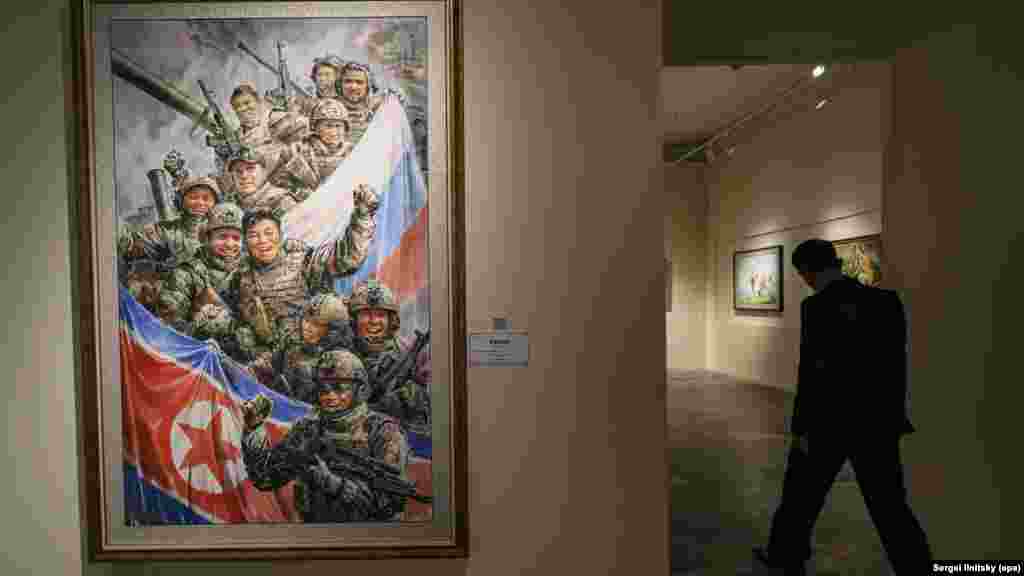 Az észak-koreai és az orosz katonákat egy boldog csapatban ábrázoló festmény címe: Egy a mi lövészárkunk