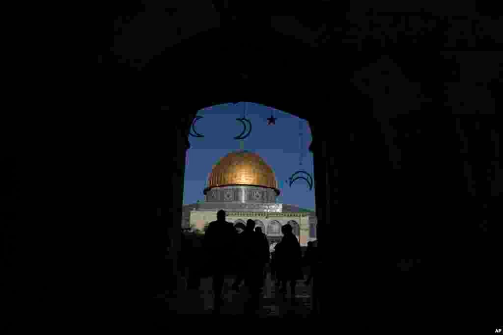 Besimtarët myslimanë para xhamisë së Kupolës së Shkëmbit në kompleksin e Xhamisë Al-Aksa në prag të muajit të Ramazanit, të premten, 28 shkurt 2025, në Jerusalem.