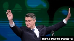 Ovo nije prvi put da hrvatski predsjednik Zoran Milanović odlikuje oni koji se dovode u vezu sa ratnim zločinima (na fotografiji iz decembra 2019. Milanović proslavlja ulaza u drugi krug predsjedničkih izbora).