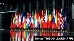 Flamujt e vendeve anëtare të NATO-s në selinë e aleancës ushtarake në Bruksel të Belgjikës, 12 tetor 2022.