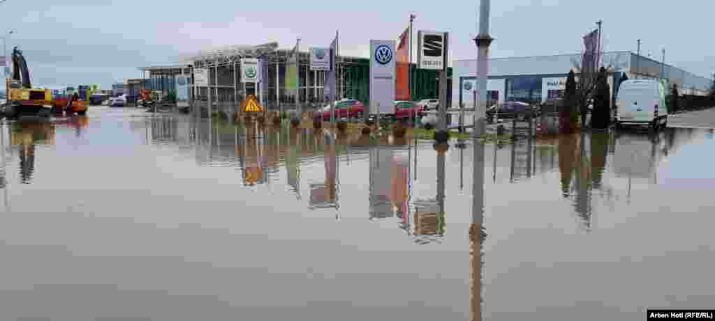 Instituti&nbsp;Hidrometorologjik i Kosovës tha se edhe në ditët në vijim pritet të ketë reshje të shiut dhe borës. Foto e bërë në rrugën Prishtinë-Ferizaj.