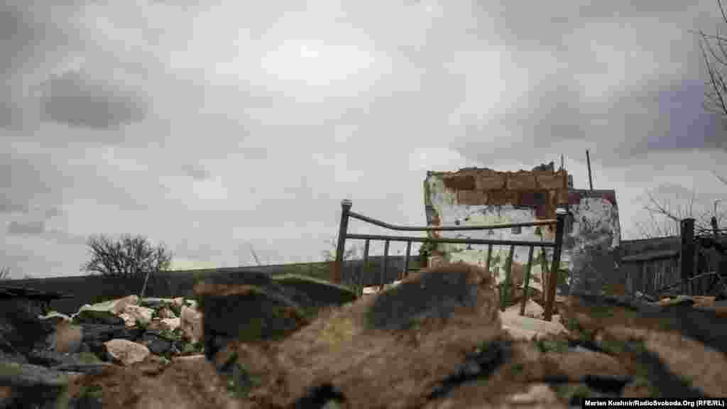 Станиця Луганська, Луганщина. Це місто, де розташовані крайні опорні пункти ЗСУ, єдиний контрольно-пропускний пункт в’їзду-виїзду на Луганському напрямку. І вже за півтора кілометри – позиції проросійських бойовиків. Лінія розмежування проходить через річку Сіверський Донець. Торік Станиця Луганська щодня обстрілювалася бойовиками. Сьогодні деякі квартали цього міста схожі на згарище