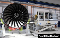 Motori Rolls Royce Trent XWB, dizajnirani posebno za porodicu aviona Airbus A350, vide se na proizvodnoj traci u fabrici u Engleskoj.