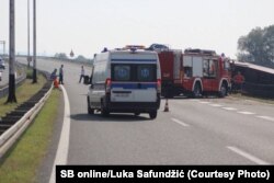 Një makinë me staf shëndetësor dhe zjarrfikës në Sllavonski Brod.