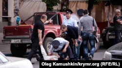 Задержание ОМОНовцами мужчины крымскотатарской внешности в Симферополе, 18 мая 2014 года