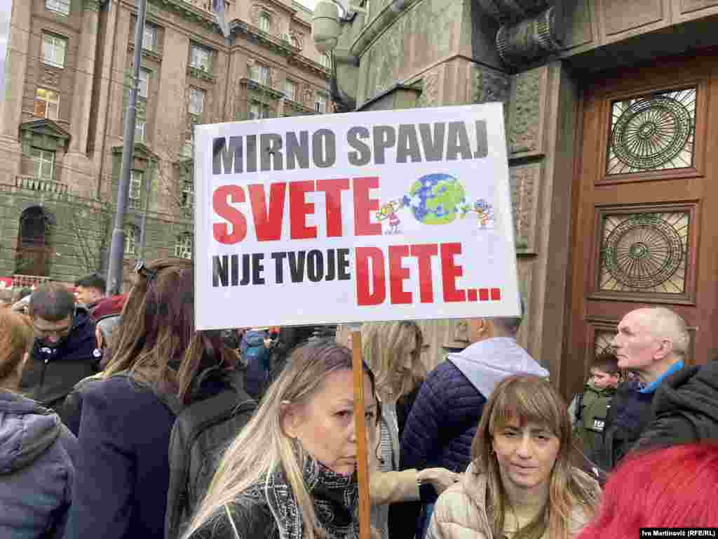 Neformalna grupa roditelja je sa protesta u Beogradu zatražila od države da njihovoj deci omogući prava koja im pripadaju zakonima, 2. april 2025.