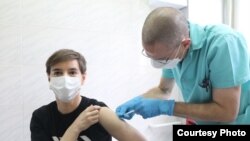 Premijerka Srbije Ana Brnabić u Insitutu "Torlak" u Beogradu gde je prva u Srbiji primila vakcinu proizvođača Fajzer/Biontek (Pfizer/BioNTech), 24. decembar 2020.