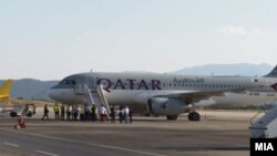 Архивска фотографија - Група Авганистанци пристигнаа на аеродромот во Скопје. 15 септември 2021.
