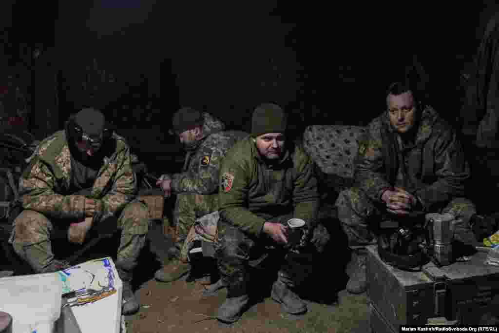 Отдых в блиндаже.Если российский беспилотник заметит ариллерийскую позицию, туда, по словам украинских военных, сразу летит всё: от снарядов до авиабомб