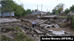 Anul trecut, mai multe localități din R. Moldova au avut de suferit în urma furtunilor și ploilor abundente. În imagine: consecințele inundațiilor din satul Romanovca, raionul Leova, septembrie 2024.