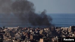 Дим се издига над квартал Дахия в ливанската столица Бейрут след израелски удар, 3 октомври 2024 г.