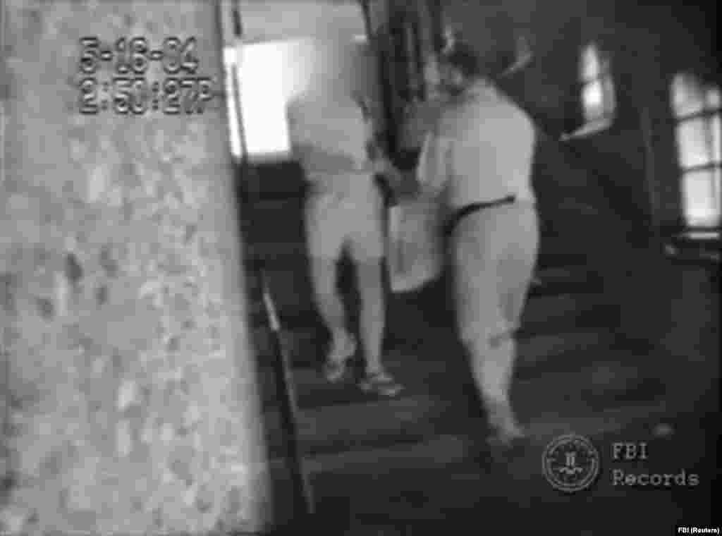 ФБР опублікувало відео 2004 року, в якому керівник російськими агентами Крістофер Метсос (справжнє ім&#39;я Павло Капустін) отримує сумку з грішми від чиновника з російського диппредставництва. ФБР заявило, що, ймовірно, Метсос забезпечував грошима шпигунську мережу і виконував роль посередника між Службою зовнішньої розвідки Росії та іншими агентами, які намагалися влитися в американське суспільство, прагнучи зблизитися з впливовими брокерами і дізнатися секрети. Але ФБР заявило, що секретну інформацію не було вкрадено. Метсос був 11-м шпигуном в мережі і його заарештували на Кіпрі.