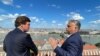 Orbán Viktor a Fox News egyik fő arcának számító Tucker Carlsonnal Budapesten 2021. augusztus 2-án