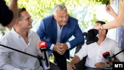 A Miniszterelnöki Kommunikációs Főosztály által közreadott képen Orbán Viktor miniszterelnök, a Fidesz elnöke (k) a Patrióta YouTube-csatorna adásában a Polgári Magyarországért Alapítvány rendezvényén, a Polgári Pikniken a kötcsei Dobozy-kúriában 2025. szeptember 7-én