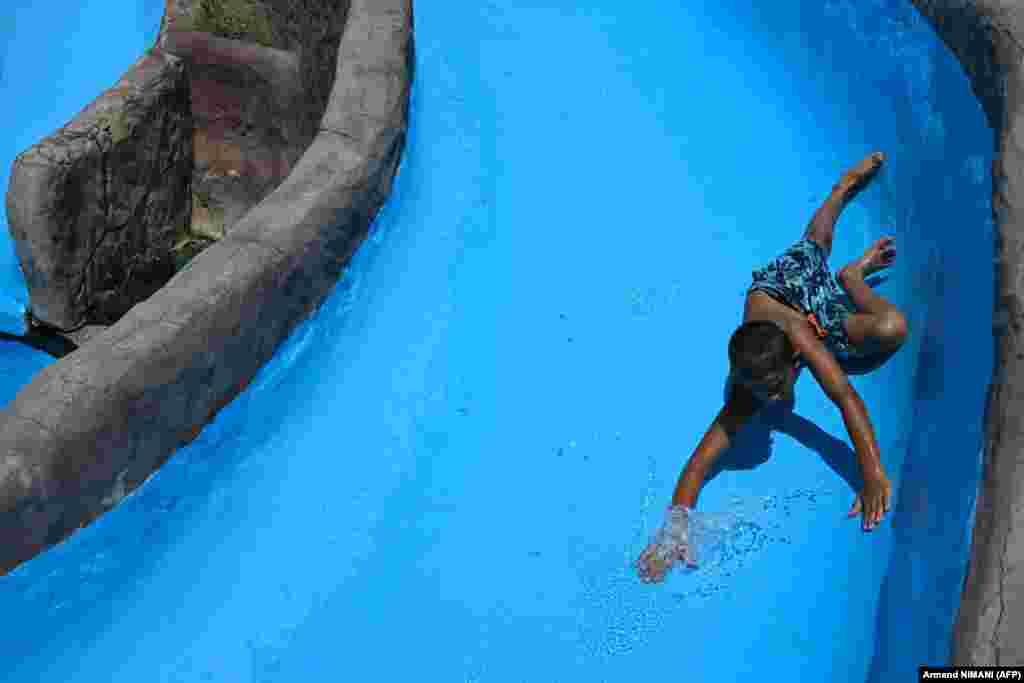 Dva mladića su odlučila da se rashlade u bazenu u Štimlju.