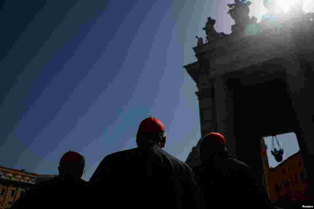 Vatican, 22 aprilie 2025 - cardinalii se strâng în Piața Sf. Petru.