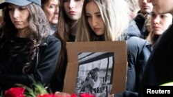 Studenti Univerziteta "Sv. Ćirilo i Metodije" sa fotografijama stradalih dok se ljudi upisuju u knjigu žalosti, Skoplje, 17. mart 2025.