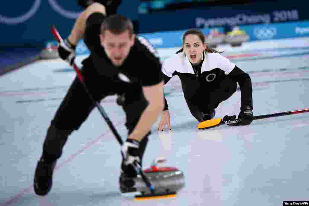Керлінг: Росіянка Анастасія Бризгалова вигукує поради під час змішаних змагань з керлінгу за бронзову медаль.&nbsp;