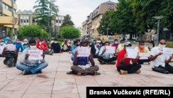 Oko 40 radnika iz Indije, koji su bili angažovani na izgradnji puteva u Srbiji, štrajkovali su ispred Osnovnog suda u Kraljevu 16. i 17. avgusta