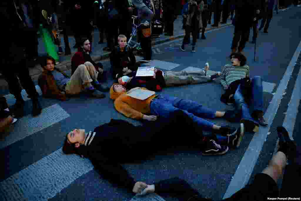 &bdquo;Meg fognak halni&rdquo; &ndash; írták magukra a földön fekve demonstráló lengyelek