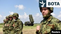 Ushtarë serbë pranë sistemit raketor kinez, FK-3. Fotografi nga arkivi.