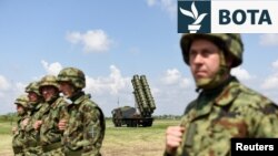 Pjesëtarë të Ushtrisë së Serbisë afër sistemit raketor kinez me rreze të mesme FK-3, ndër armët më të reja që i ka pranuar Beogradi prej Pekinit.