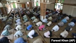 Muškarci klanjaju u džamiji poštujući princip distance, Karači, Pakistan, 22. april