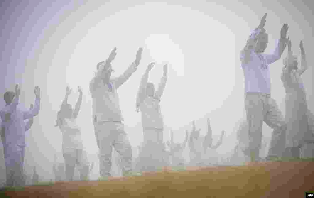 Pripadnici međunarodnog vjerskog pokreta Bijelo bratstvo izvode ritualni ples na vrhu planine Rila, Bugarska, 19. avgusta. Hiljade sljedbenika okupile su se kako bi kosmičkim plesom u koncentričnim krugovima dočekale svoju "duhovnu" Novu godinu.