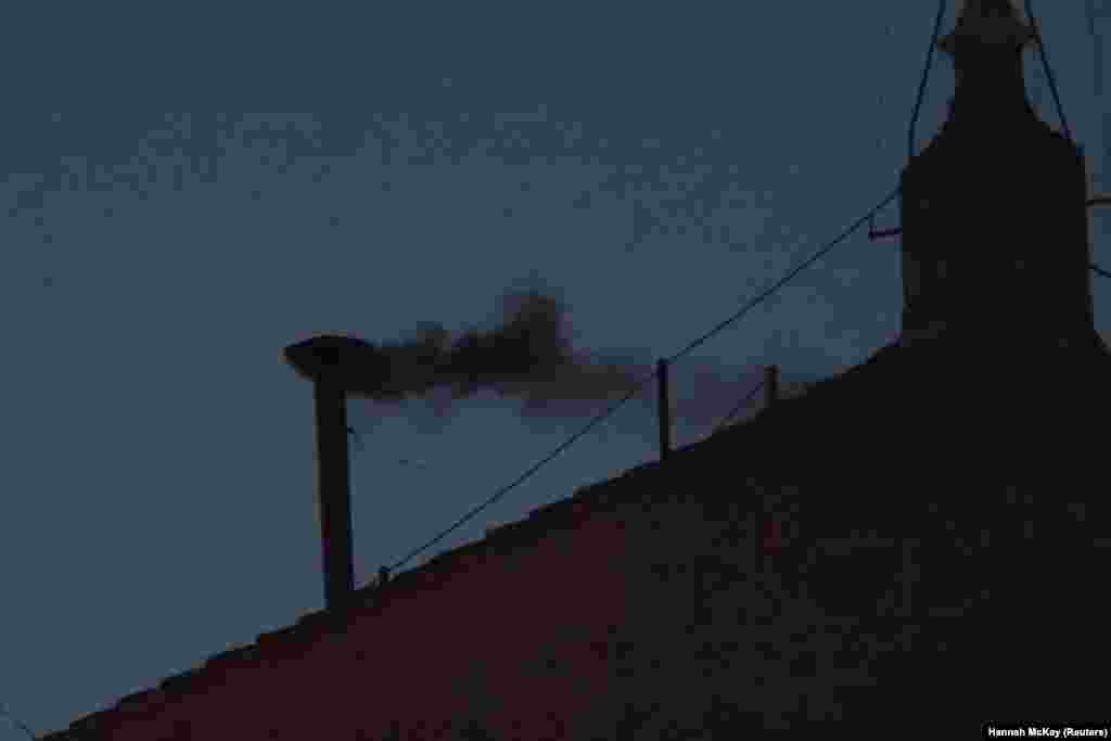 Tymi i zi duke dalë nga oxhaku i Kishëzës Sistina, më 7 maj, duke lajmëruar se nuk është marrë një vendim për zgjedhjen e papës së ri.