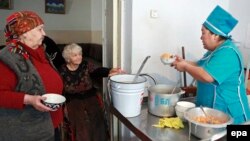 Пожилые люди получают обед в Республиканском доме престарелых в Бишкеке, Кыргызстан. 2017 год.