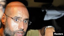 Один із синів лівійського лідера Муаммара Каддафі, Сейф-аль-Іслам під час зустрічі з журнлістами у Тріполі, 23 серпня 2011 року