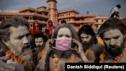 Százezrek a folyóünnepen - rekordmagas a fertőzöttek száma