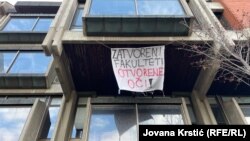 Natpis "Zatvoreni fakulteti, otvorene oči" na Filozofskom fakultetu u Novom Sadu, 8. decembar 2024.