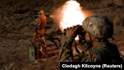 Militar din batalionul internațional Carpathian Sich trage o grendadă propulastă la un exercițiu militar de lângă lina frontului, în timp ce Rusia continuă să atace Ucraina, Kreminna, 3 ianuarie 2023.