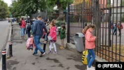 Părinții știu că școala reîncepe luni după două săptămâni de vacanță forțată, dar fără ca autoritățile să dea detalii complete despre cum se vor relua cursurile. Decizia este amânată, ca de fiecare dată, pentru ultimul moment. 