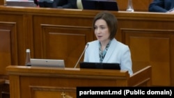 Președinta Maia Sandu la tribuna centrală a Parlamentului, 17 aprilie 2025. 