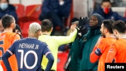 Paris St.Germain vs Istanbul Basakehir - echipa turcă (portocaliu) îndemnată de colegul lor Demba Ba să părăsească terenul după o expresie rasistă a arbitrului român Sebastian Colțescu , 8 decembrie 2020.