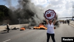 „Opriți războiul acum!”, cer rudele ostaticilor rămași în Gaza și suporterii lor. Protest organizat pe 26 august la Tel Aviv, Israel.