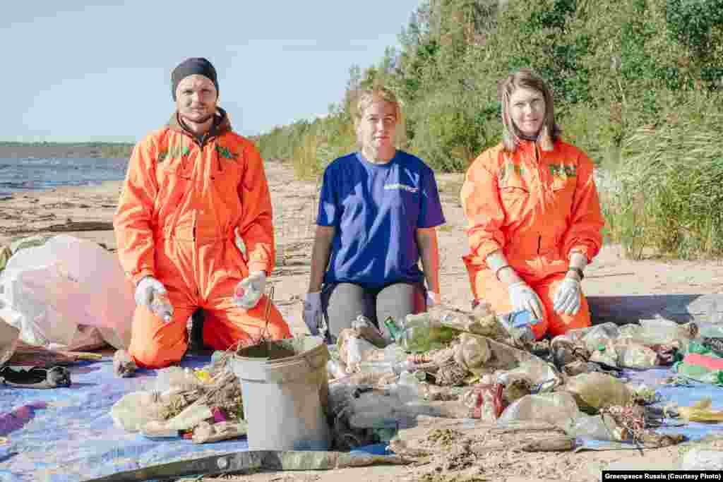 Nesterov (lijevo) kaže: &bdquo;Plastika je lagana, lako se kreće. Ono što smo pronašli samo je vrh ledenog brijega. Dio otpada tone, a struja ga neće iznijeti na obalu. &quot;